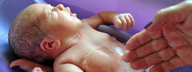 ¿Te da miedo bañar por primera vez a tu bebé? Cuándo y cómo bañar al recién nacido paso a paso 