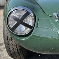 ¿Qué significa el símbolo “X” en los faros de un carro o una moto y por qué se coloca ahí? 