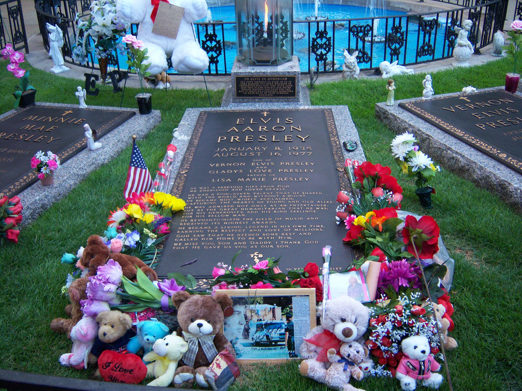 Visitas a cementerios 11 tumbas de famosos que son lugares de peregrinaje