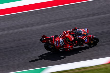 Pecco Bagnaia vuela en Mugello para hacer la pole position pese a su cabreo con la lapa de Marc Márquez