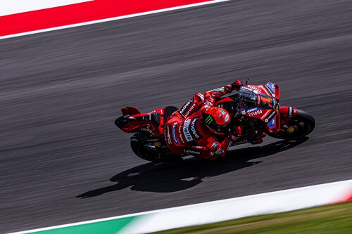 Pecco Bagnaia vuela en Mugello para hacer la pole position pese a su cabreo con la lapa de Marc Márquez