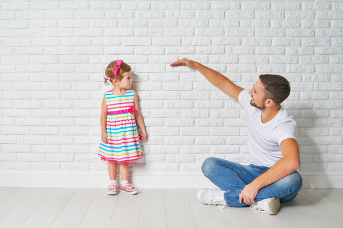 ¿Cuánto crece un niño en la infancia y cuánto medirá de mayor?