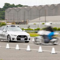 Los accidentes entre coches y motos en intersecciones son preocupantes. Este sistema acaba con ellos de un plumazo 