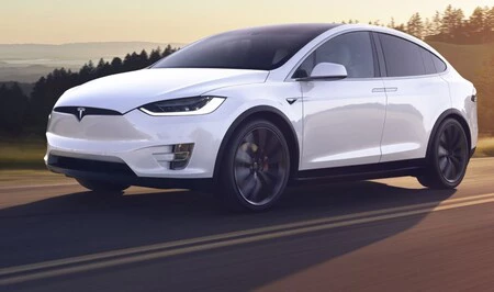 Los Tesla actualizan su software y ahora el claxon puede ser 'La cucaracha', un pedo y hasta un chivo