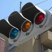Japón es el único país del mundo donde la luz verde de los semáforos es azul. Tienen una razón muy poderosa: la tradición