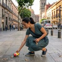 Según la psicología, los adultos que recogen la basura del suelo no es por ser limpios, tienen la idea que "no solo es responsabilidad de quien lo hizo"