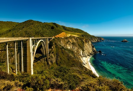 La mítica Pacific Coast Highway de California se reabre al tráfico, un año después de quedar sepultado un tramo