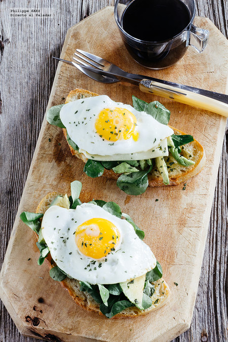 Huevos con aguacate sobre pan tostado. Receta para el desayuno