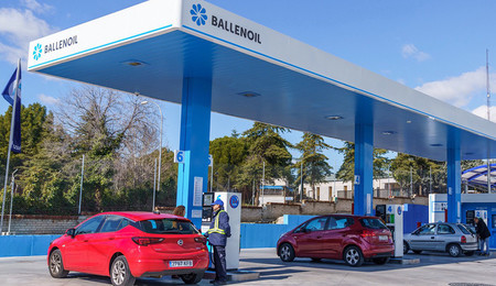 Las gasolineras más baratas de España según la OCU, y cómo saber dónde repostar al viajar este verano