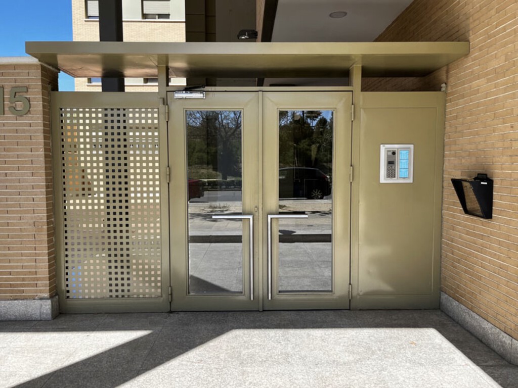 La comunidad cerró las puertas de la cancela y los locales comerciales se quejaron de pérdidas. Había un detalle que pasaron por alto: el telefonillo