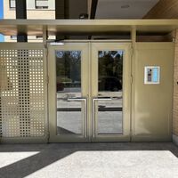 La cancela había desatado la guerra entre los locales comerciales y la comunidad. No se acordaron que habían pagado por un telefonillo