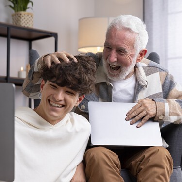 Hacienda te va a beneficiar con entre 1.150 euros y 2.550 euros en la declaración de la Renta si convives con personas de más de 65 años: estas son las claves
