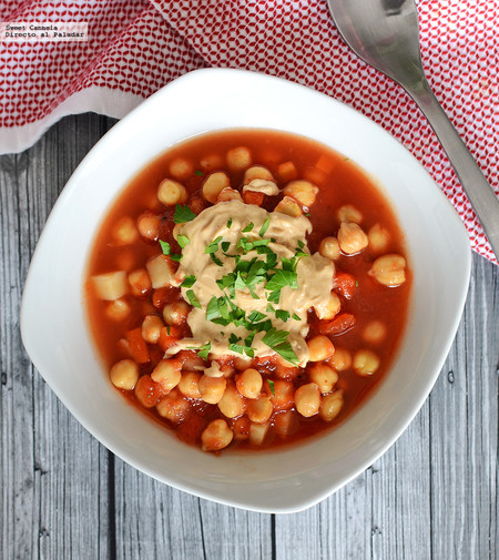 Guiso de garbanzos y chipotle con salsa de cacahuate. Receta vegana en olla de cocción lenta
