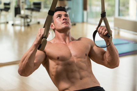 Entrenamiento de abdominales en suspensión: tres ejercicios avanzados con TRX