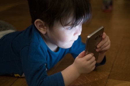 Los niños menores de dos años no deberían tener acceso a las pantallas de los móviles, según la OMS