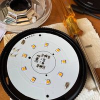 Desmontar una baliza V16 y quedarte con su SIM "gratuita" durante 12 años suena muy bien. Tiene un pequeño problema