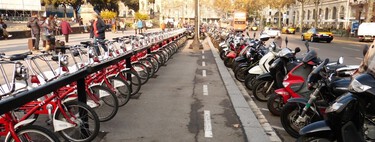 Cómo aparcar tu moto en la acera y no acabar con una multa en el intento 