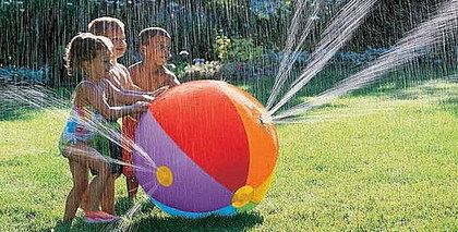 Refrescante pelota con aspersores