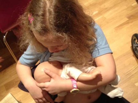 Facebook retira fotos de niñas simulando dar el pecho a sus bebés (y se disculpa)