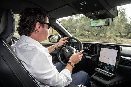 Renault Megane eléctrico conduciendo