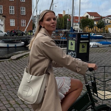 Más cómodas que Skechers y menos tochas que Salomon: las nuevas Hoka 'color cheesecake' para andar horas sin renunciar al estilo