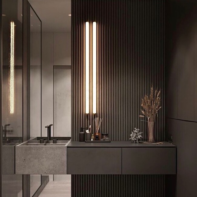 Tendencia en el baño; relieves y líneas verticales en las baldosas que