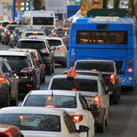 ¿Cuántos minutos manejando en el tráfico equivalen a horas de gimnasio, según la ciencia?