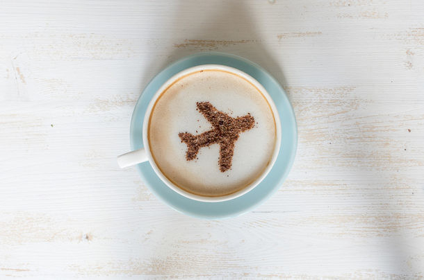 Estas son las razones por las que un café en un avión sabe a cualquier cosa menos a café