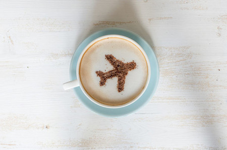 Estas son las razones por las que un café en un avión sabe a cualquier cosa menos a café