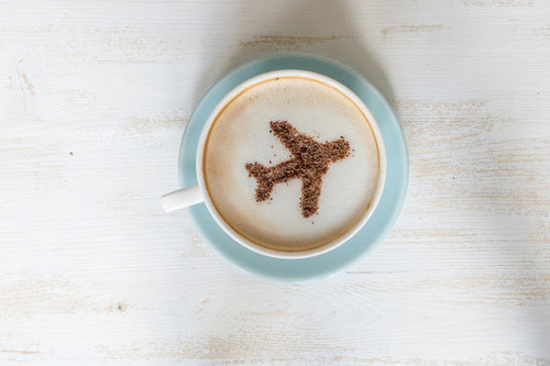 Estas son las razones por las que un café en un avión sabe a cualquier cosa menos a café