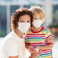 Los niños y adolescentes son menos vulnerables al coronavirus, pero son más propensos a transmitirlo en el hogar