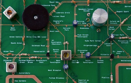 Detalle del plano, en el que podemos ver el sintonizador y el control de volumen