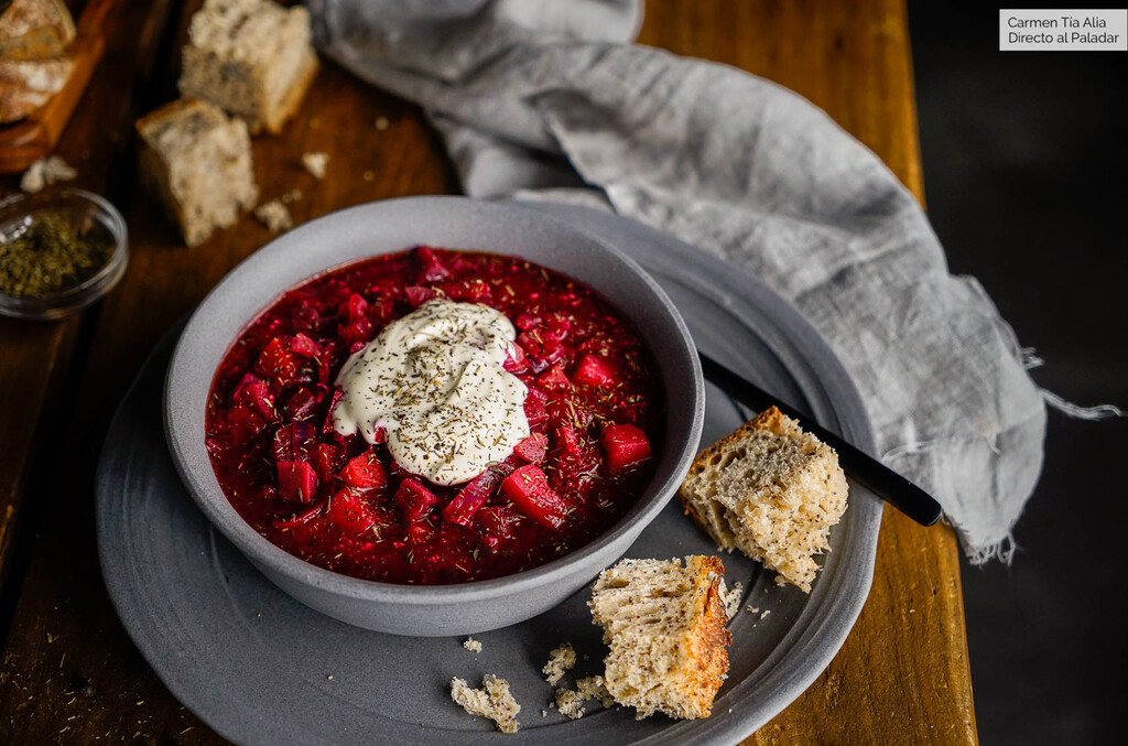 Cómo hacer borsch, la deliciosa sopa de remolacha ucraniana que ha traspasado fronteras (receta con vídeo incluido)