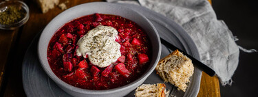 Cómo hacer borsch, la deliciosa sopa de remolacha ucraniana que ha traspasado fronteras (receta con vídeo incluido)