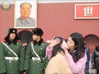 Besos transgresores en Tiananmen