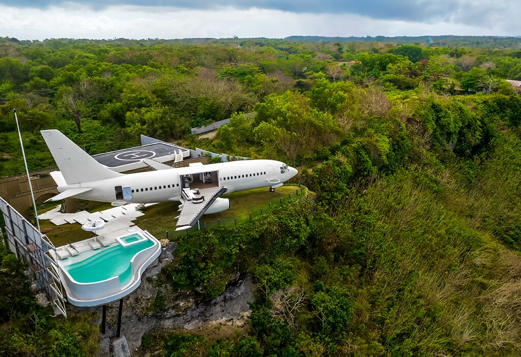 Alguien ha comprado un Boeing 737 en desuso: lo ha convertido en una vivienda de lujo con jacuzzi y helipuerto