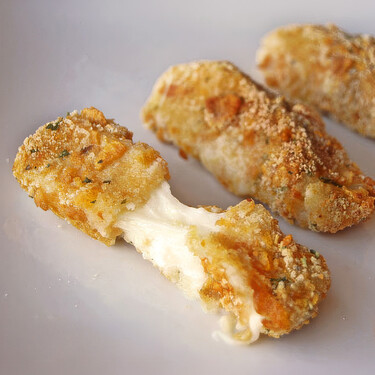 Fingers de queso: receta fácil para unos exquisitos bastones de mozzarella al horno o airfryer 
