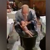 Suspenden a un cura en Rumania por maltratar a un bebé durante un bautizo porque no paraba de llorar