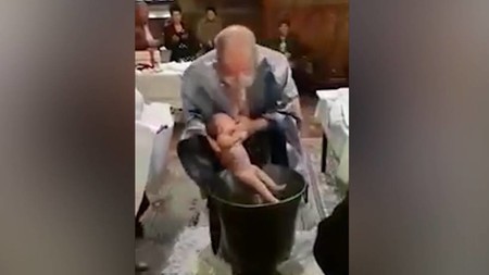 Suspenden a un cura en Rumania por maltratar a un bebé durante un bautizo porque no paraba de llorar