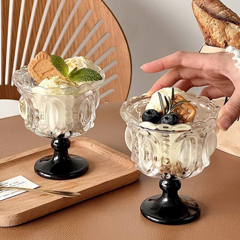 Taza de helado de vidrio en relieve