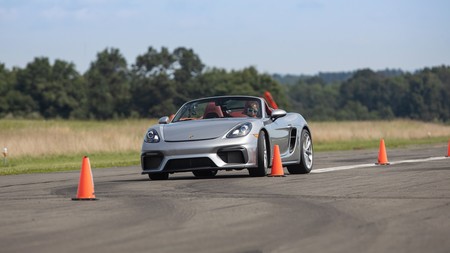 Porsche y una piloto de 16 años logran un Récord Guinness por el slalom más rápido del mundo