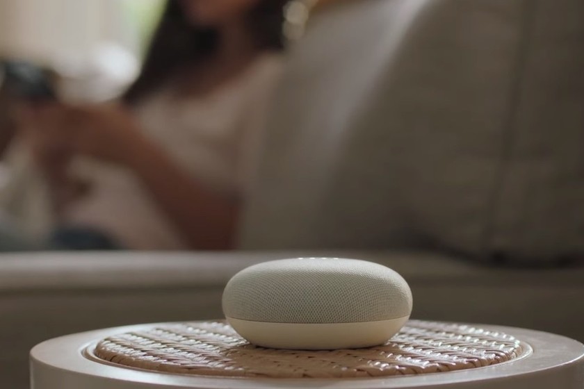 Cómo de espía es el altavoz inteligente: comparativa de condiciones y escándalos con Amazon, Google, Apple y Facebook