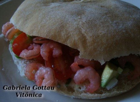 Sándwich de camarones. Receta saludable