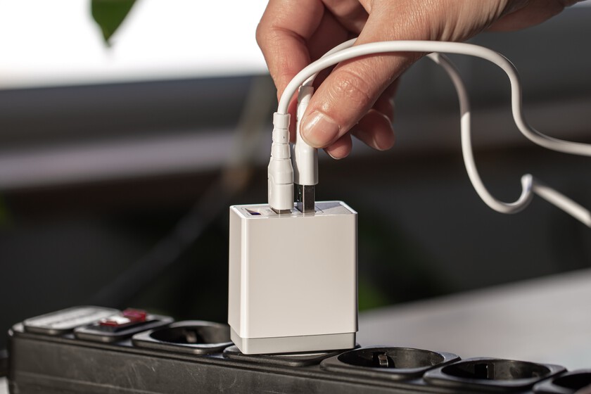 Los bomberos alertan sobre el mal uso de las regletas: el cargador del Mac no es el problema, pero lo que enchufas al lado sí