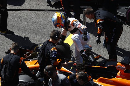 Fernando Alonso pasa ya más tiempo fuera del coche, que dentro