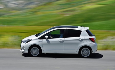 toyota-yaris-2014-advance-hibrido-exterior-1000.jpg