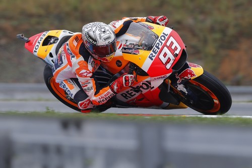 Marc Márquez recoge su cuarta pole de la temporada en Brno después una caída y muchos sustos
