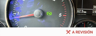 Un testigo con un zapato dentro aparece frecuentemente en el cuadro de tu coche. Esto es lo que significa 
