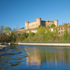 No solo La Granja: el pueblo de Ávila a los pies de la Sierra de Gredos famoso por su castillo, sus judías y su plaza mayor 