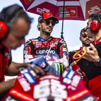 Pecco Bagnaia desmiente la teoría de las carcasas: "Los neumáticos son los mismos de siempre, pero Ducati ha perdido su potencial" 